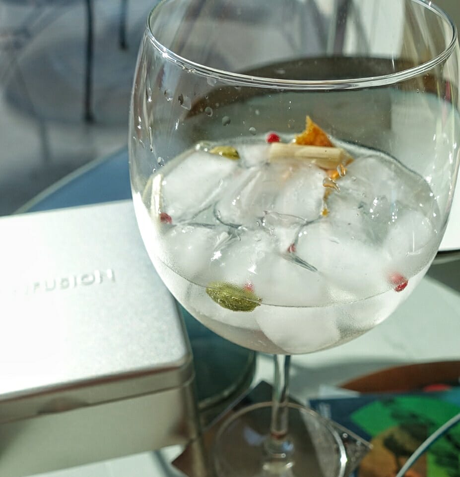 Gin and tonic with the Citrus pack, with dried peel, lemon grass, green cardamom and pink peppercorns