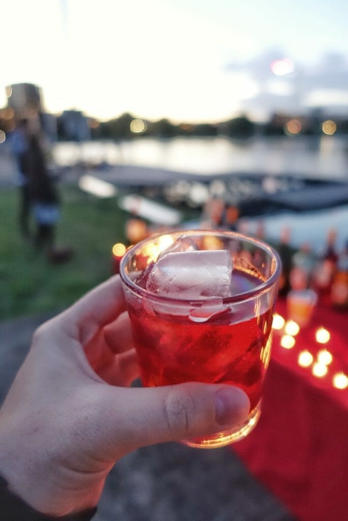 Negroni in front of the reservoir