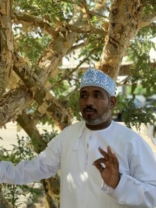 Unser Führer Sagte in seiner traditionellen omanischen Mütze und seinem unberührten weißen Tellerstrich