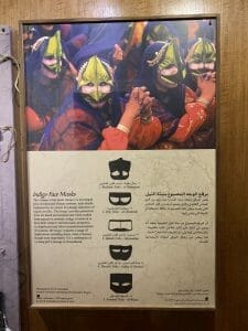 Explicação sobre as máscaras de Nizwa museu do Fort 