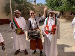 Hombres que llevaban turbantes tradicionales de estilo omaní con su plato