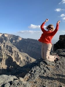 Katie jumping at the Grand Canyon met haar trail running trainers