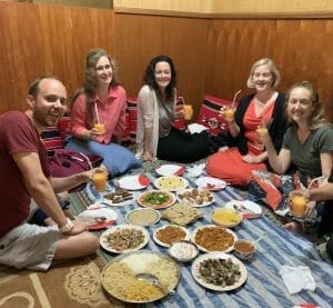 de groep die op de vloer zit voor een traditionele Omaanse maaltijd