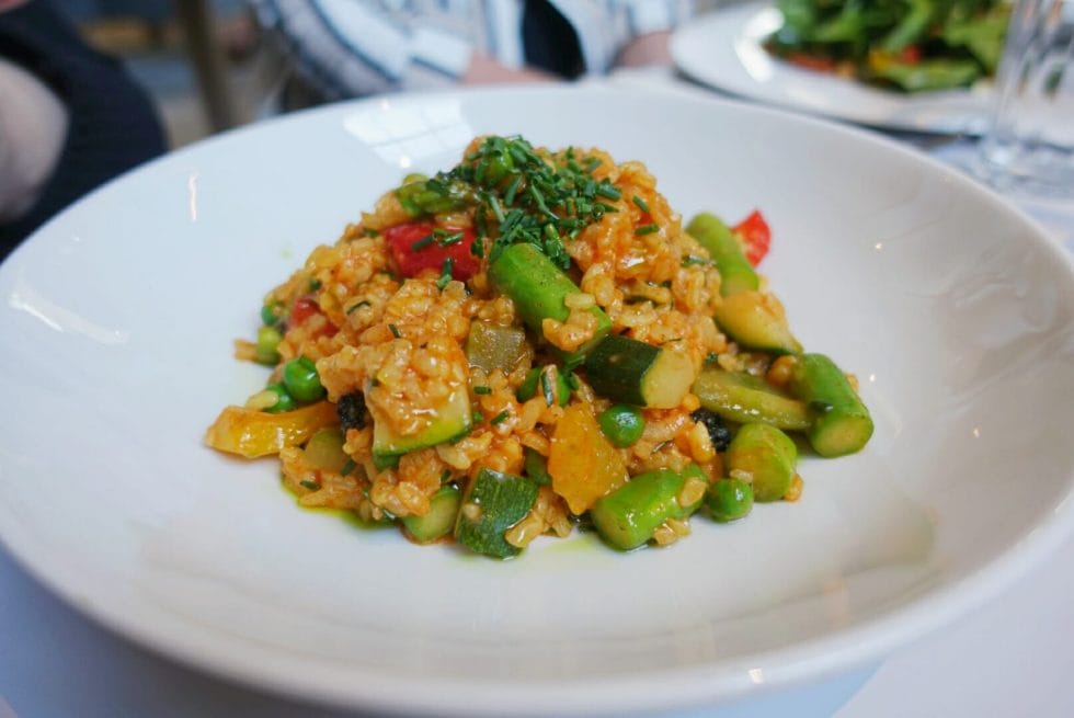 Vegetable paella with courgette, asparagus and peppers