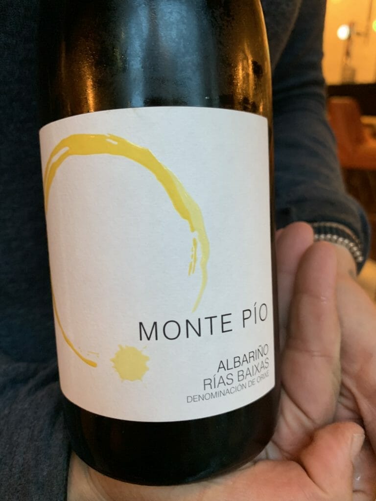 Monte Pio Albarnino white wine bottle